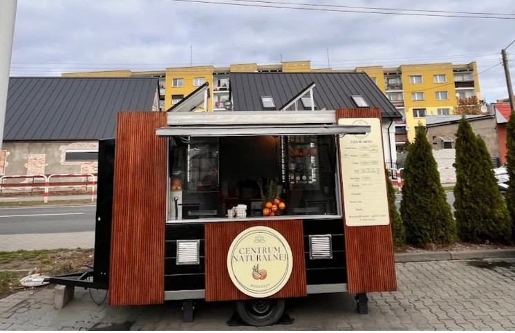 Przyczepa food truck Centrum Naturalnej Rozkoszy Wronki